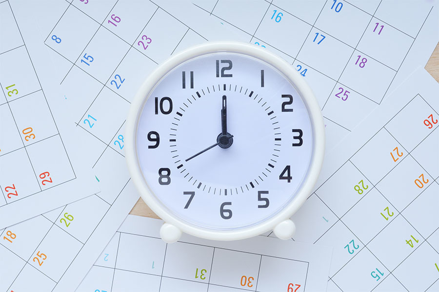 12時ちょうどをさす白くて丸い時計