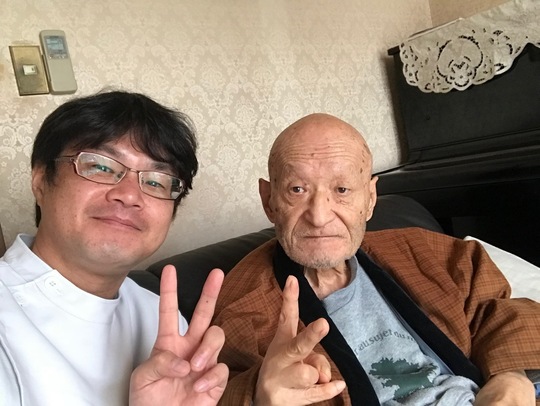 鍼灸師と高齢の男性患者