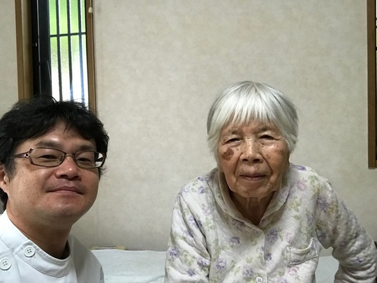 鍼灸師と高齢女性患者