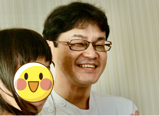 笑顔でご挨拶する鍼灸院院長の顔画像